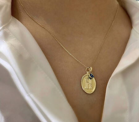 Kette mit Buchstaben Anhänger.