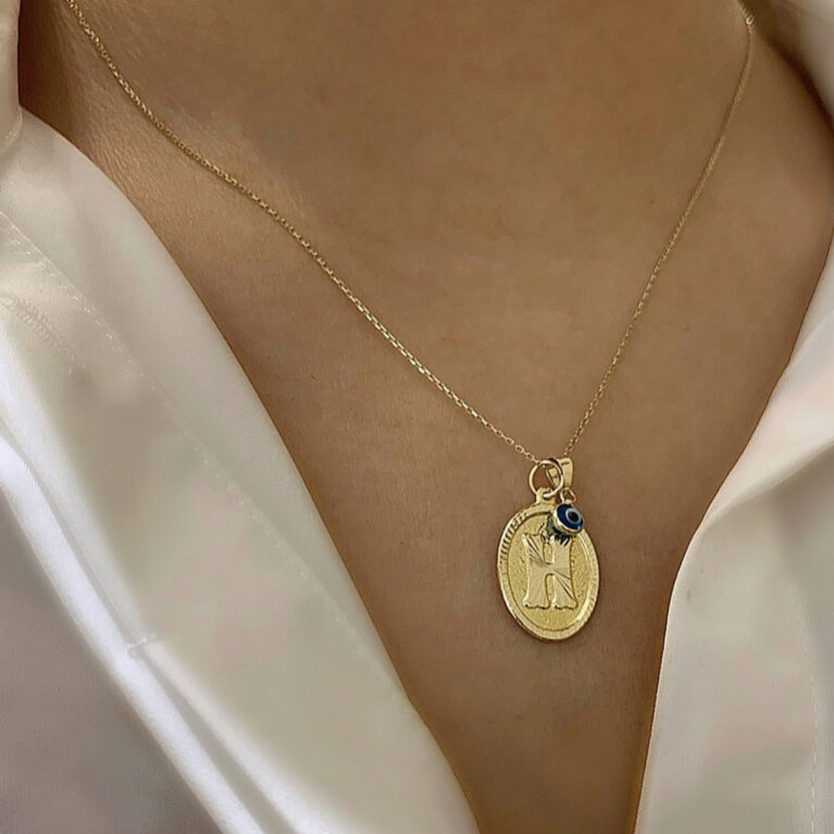 Kette mit Buchstaben Anhänger.